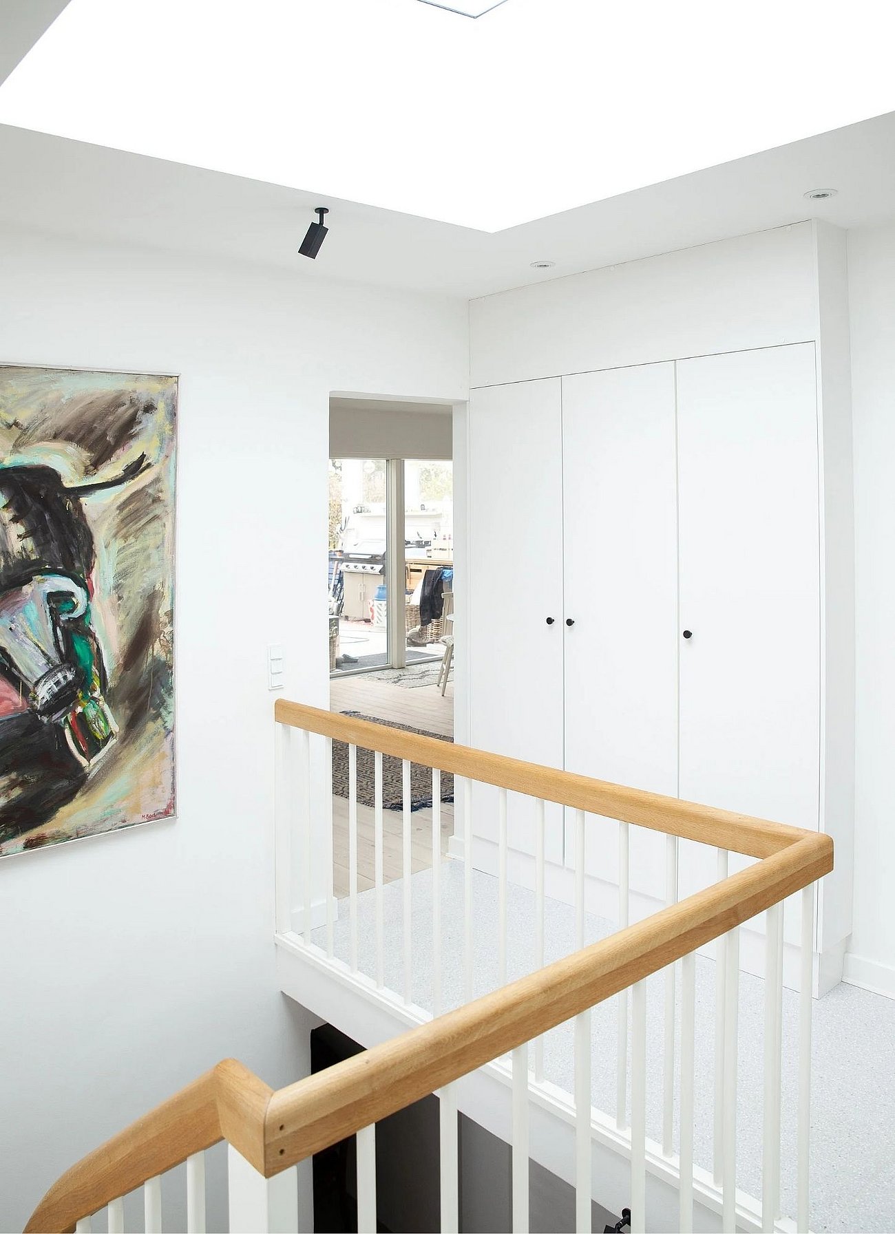 Trappe og ovenlysvindue i bungalow skaber forbindelse og mere dagslys