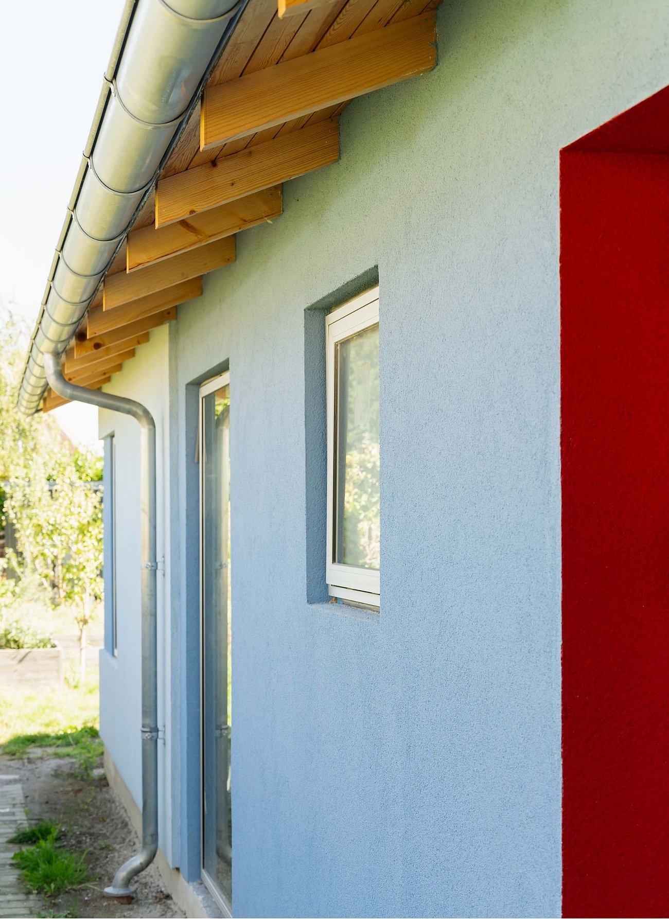 Blå farve facade statslånshus udhæng