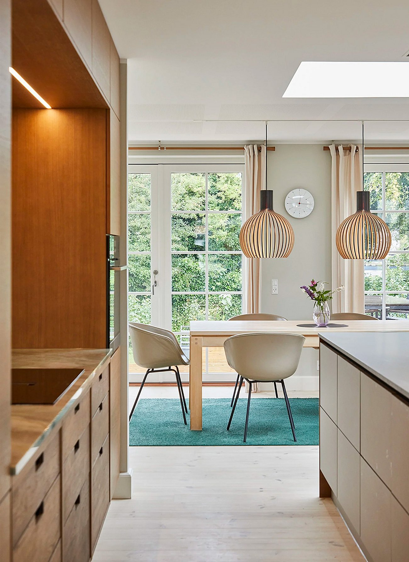 Køkken med træfronter i murermestervilla