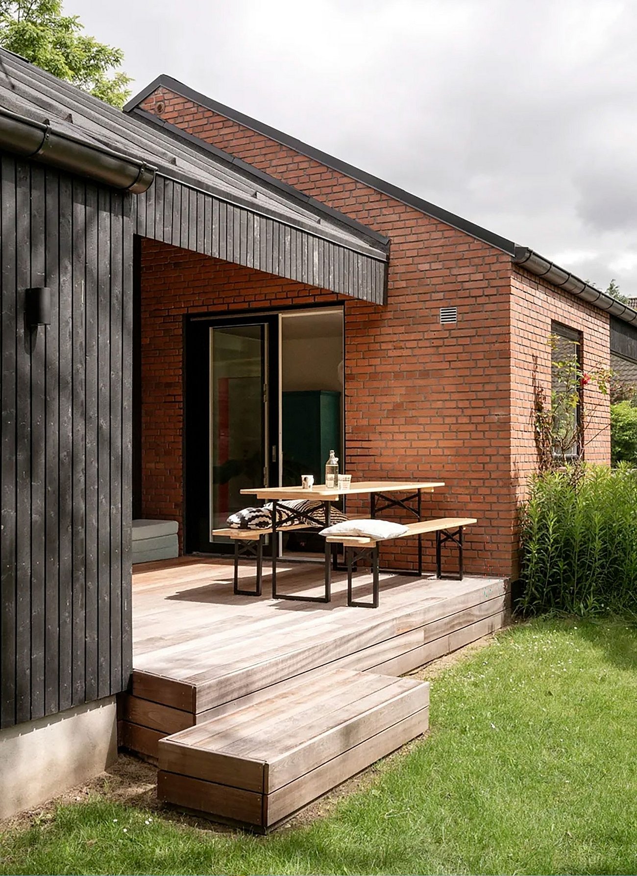 Tilbygning og overdækket terrasse i forlængelse af 60'er parcelhus