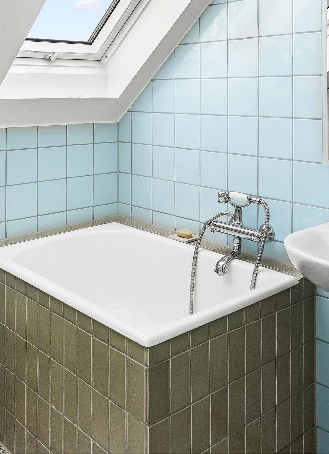 Retro badekar med mørkegrønne fliser