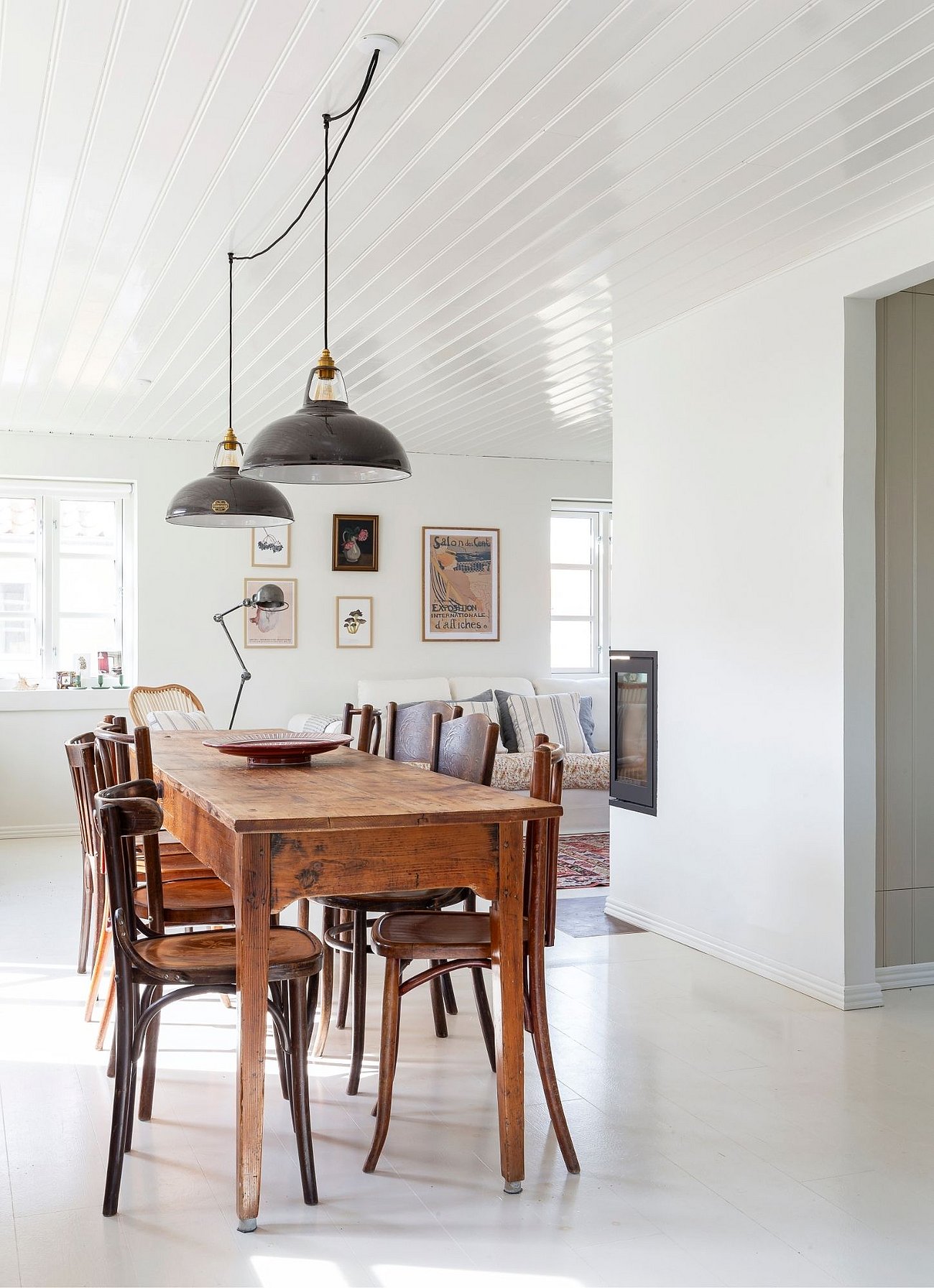 Lys spisestue med listelofter i sommerhus