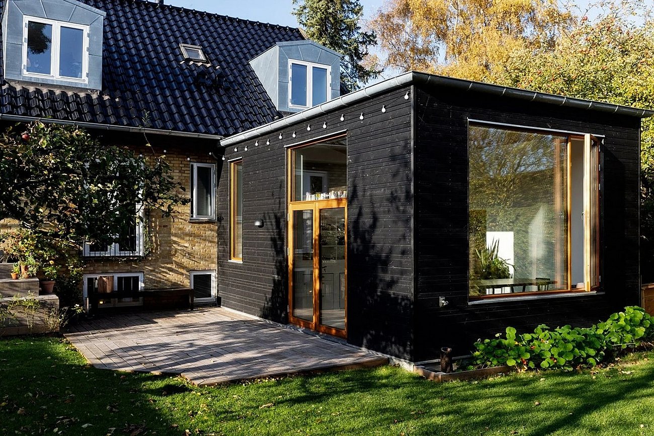 Tilbygning i ét plan beklædt med Superwood træ til murermestervilla fra 50'erne