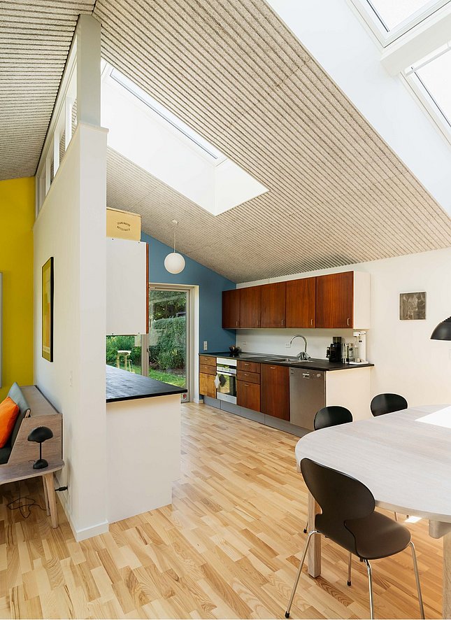 Retro køkken med ovenlysvinduer