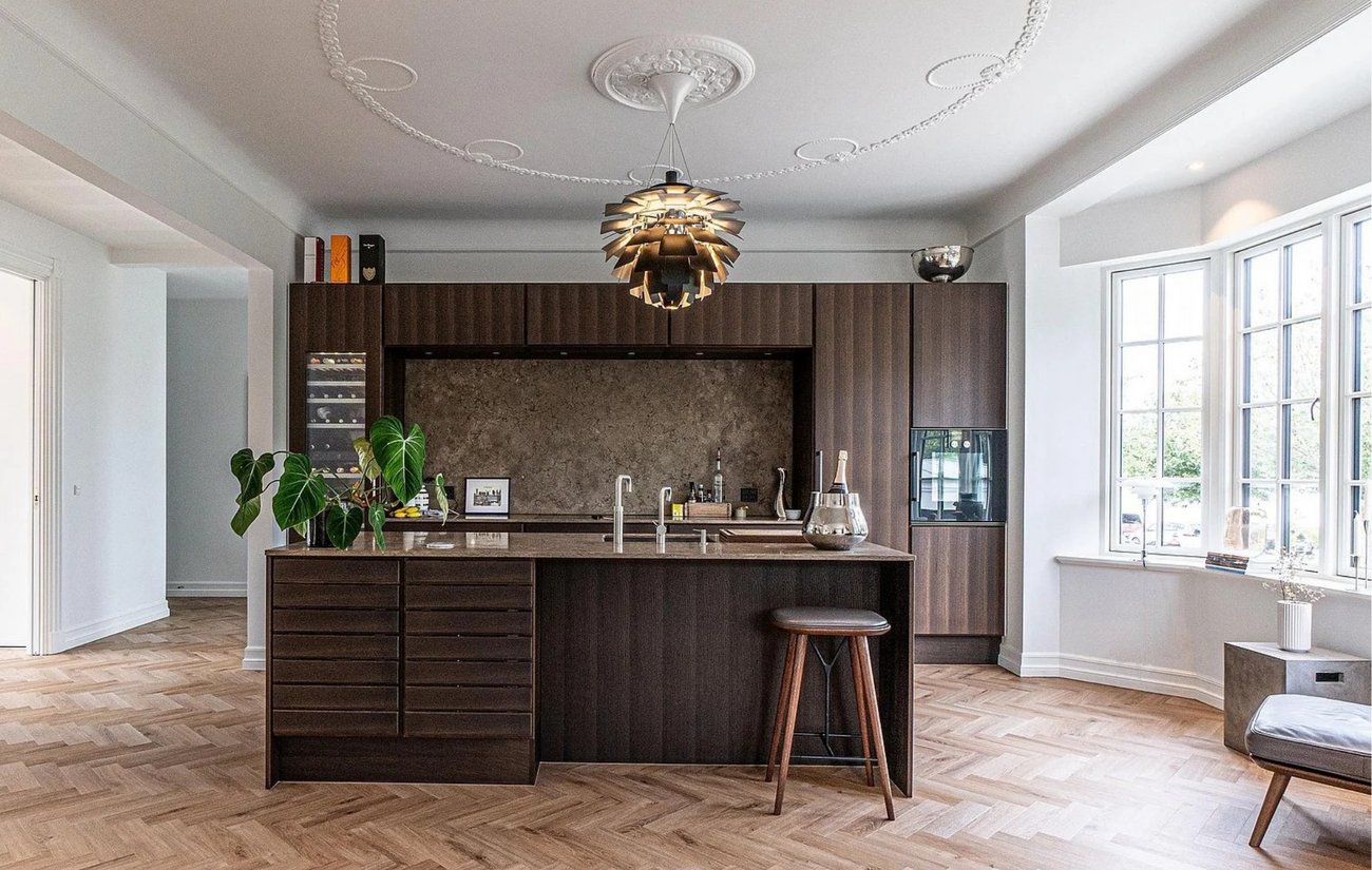 Mørkt køkken med vinkøler i patriciervilla af Steen Bjørn Lundhild