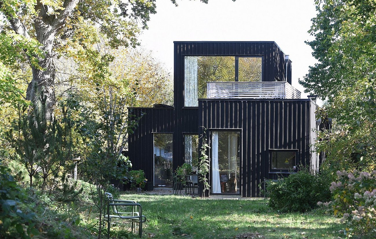 Lille træhus med forskudte bygningskroppe