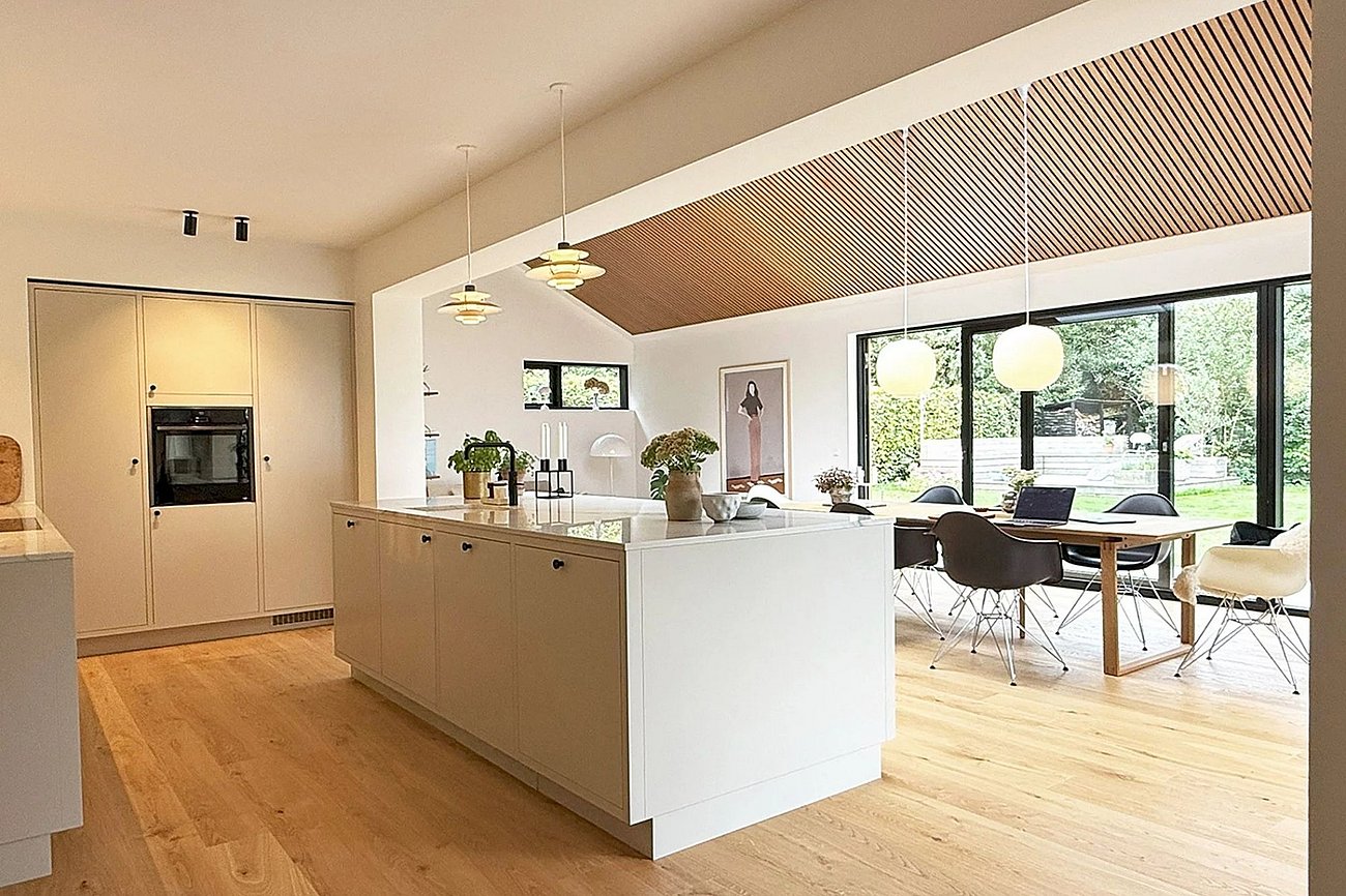 Stort moderne køkken alrum med loft til kip i murermestervilla fra 50'erne