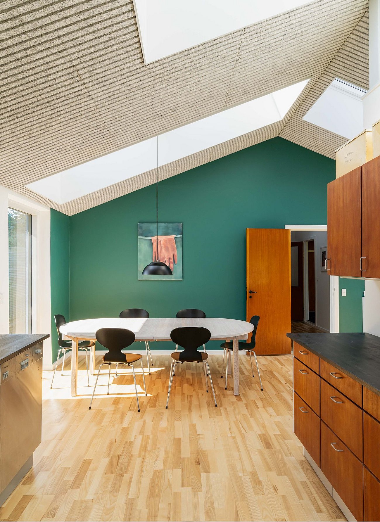 Køkkenalrum i 50'er stil med ovenlysvinduer