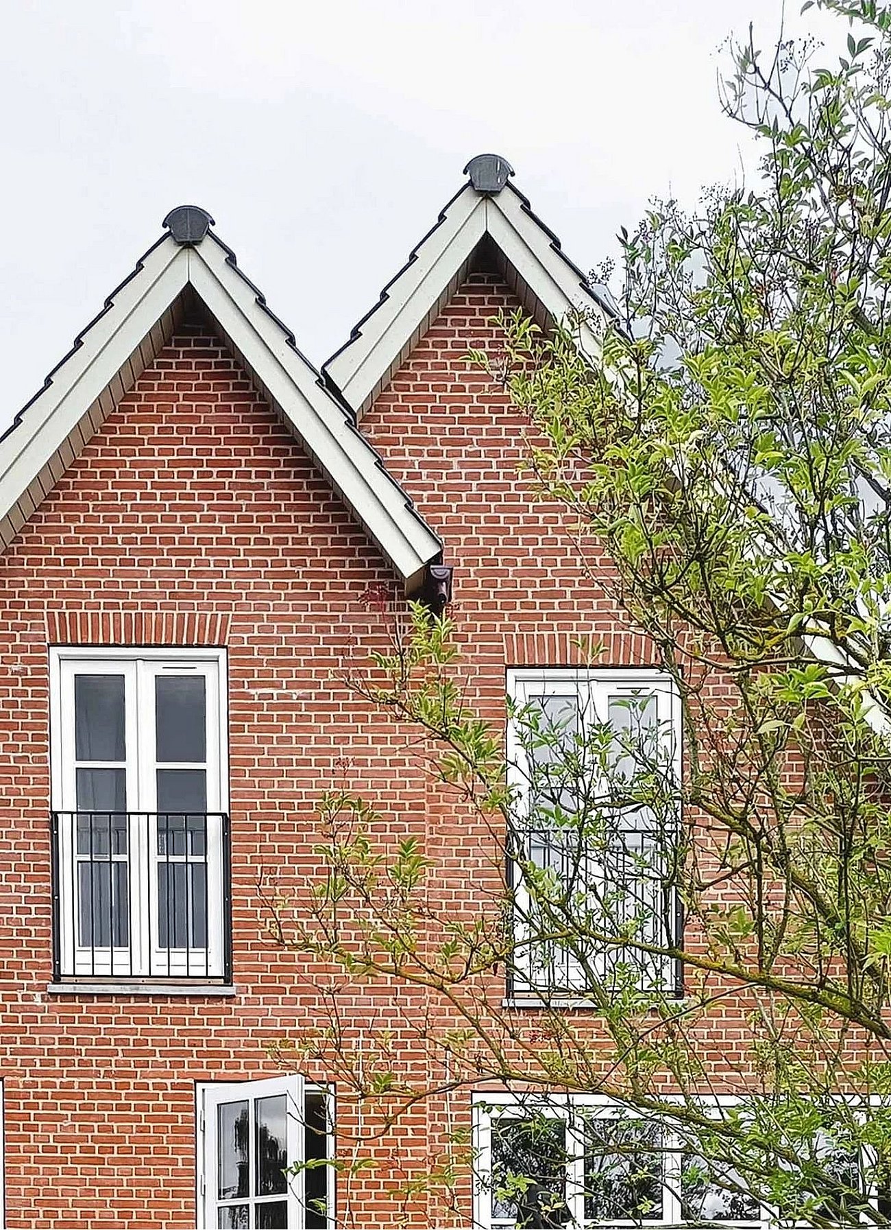 Forskudt tilbygning med sadeltag til murermestervilla fra 50'erne med