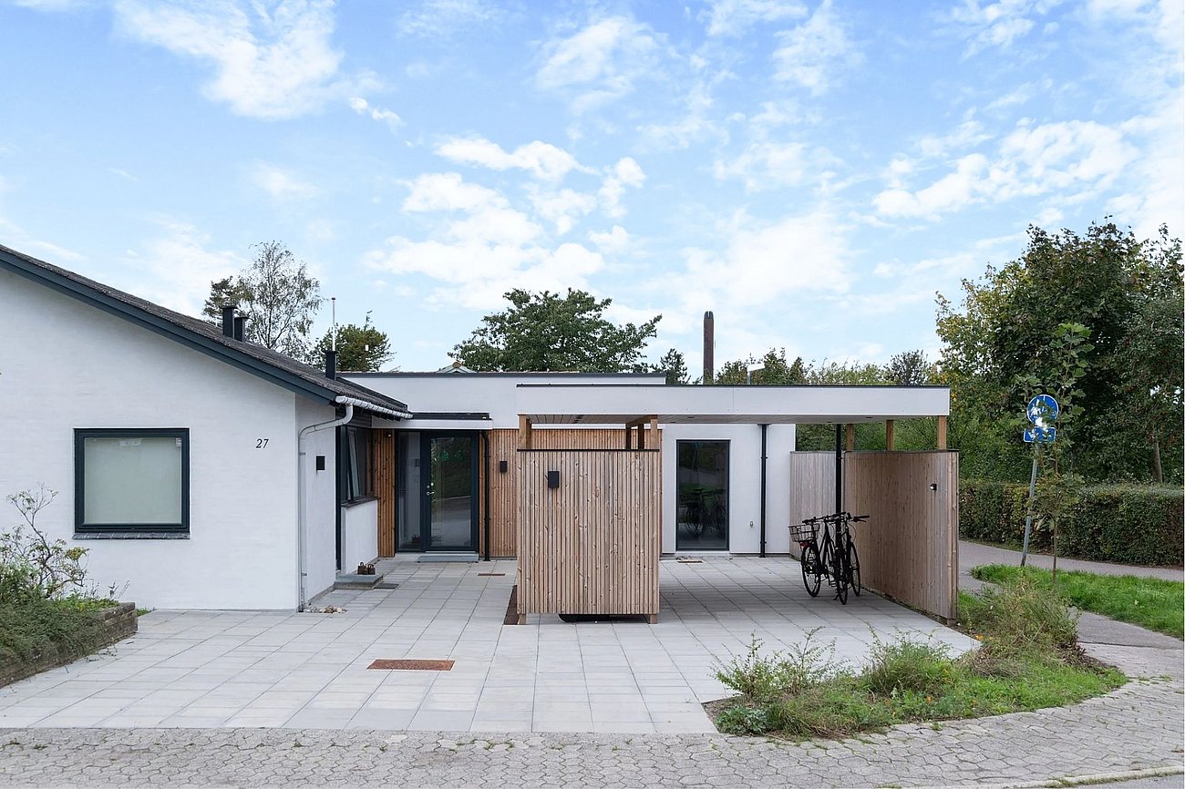 Moderne tilbygning med carport og skur forvandler parcelhus fra 70'erne