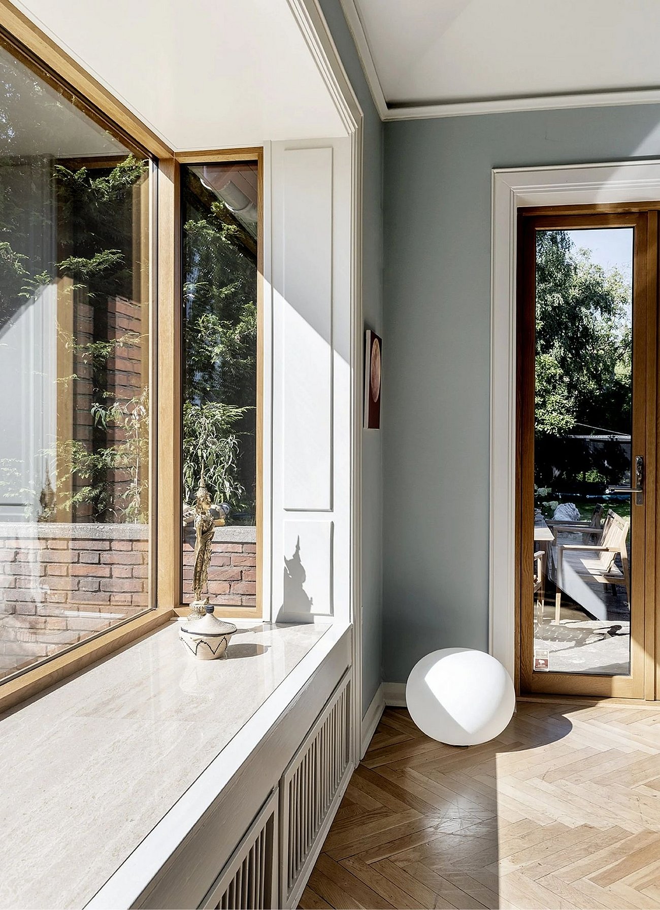 Karnap med snedkerdetaljer og indbygget bænk