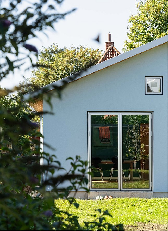 Statslånshus med blå facade have