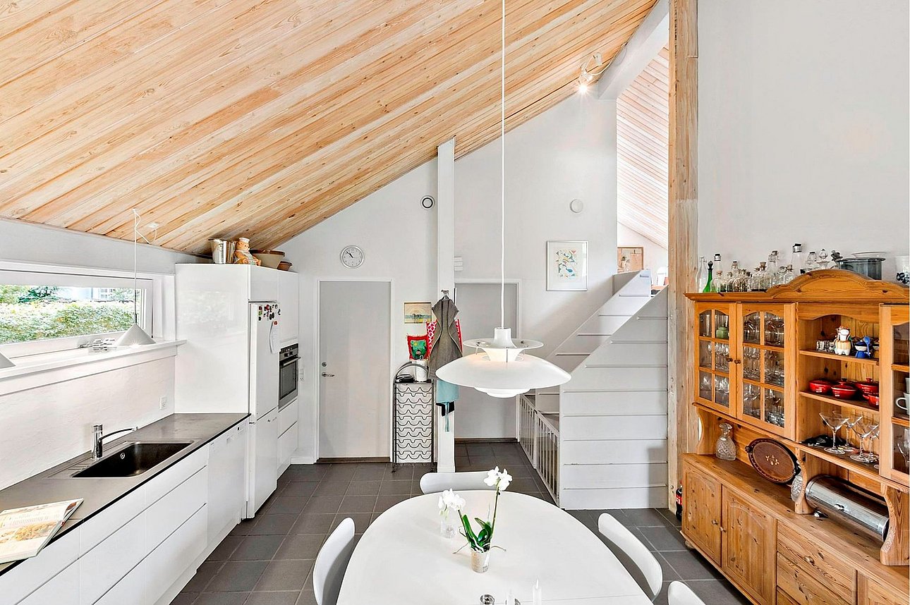 Køkkenalrum med loft til kip