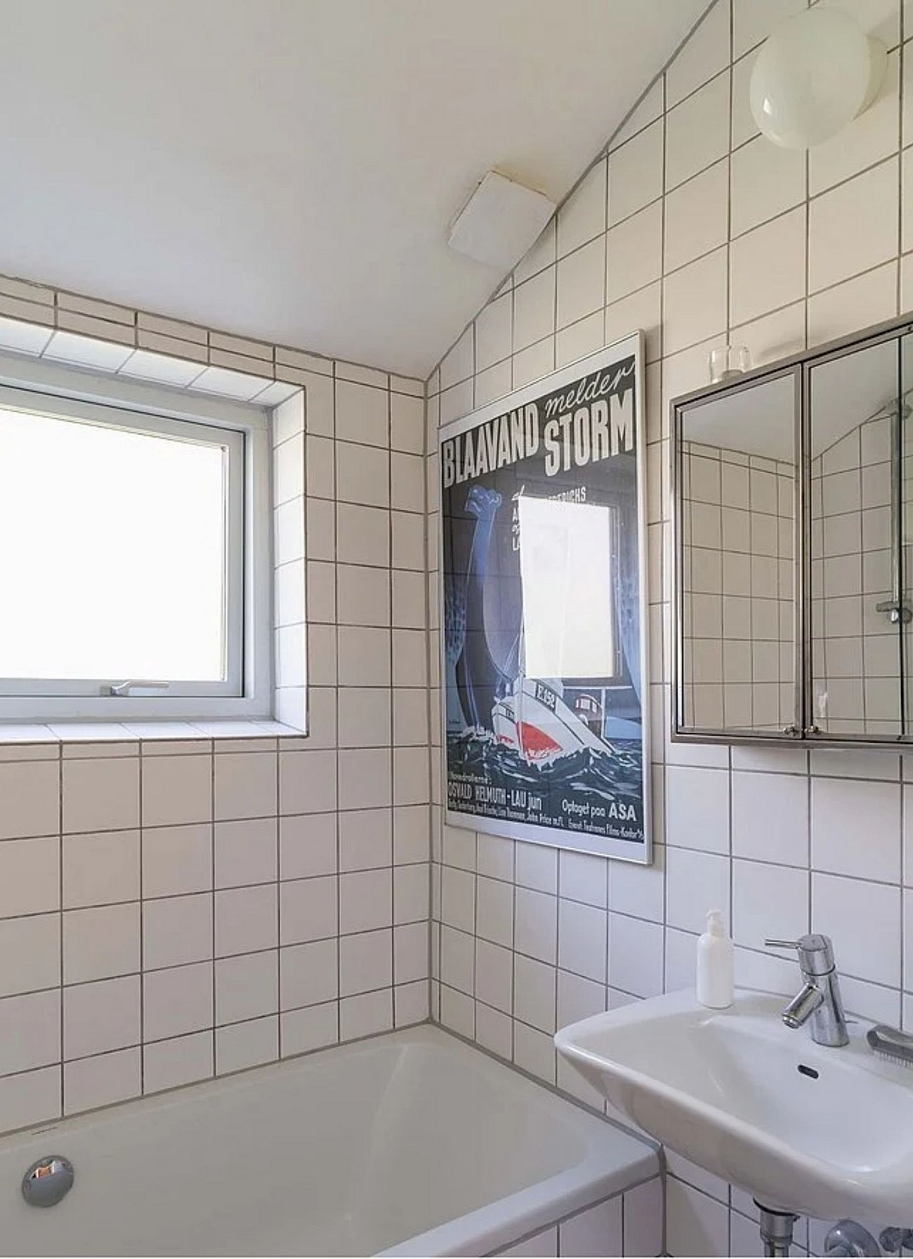 Retro inspireret badeværelse med hvide klinker og badekar
