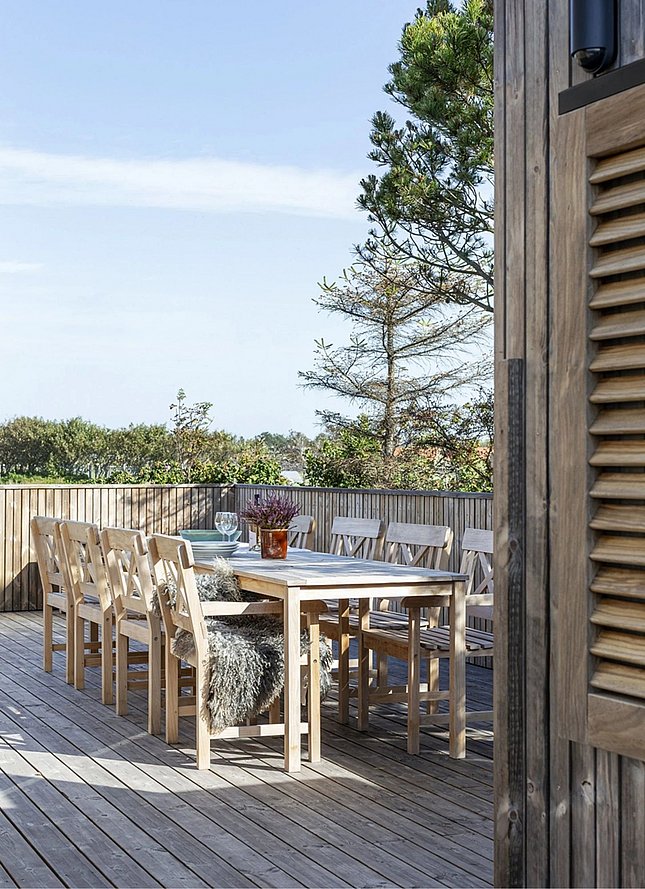 Afskærmet træterrasse til sommerhus