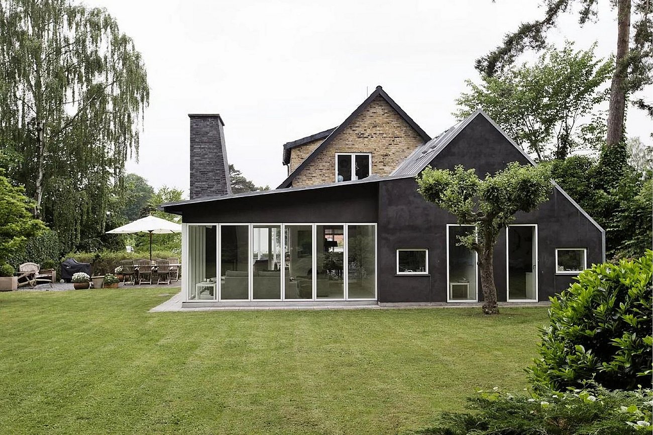 Moderne sortmuret tilbygning til murermestervilla fra 50'erne