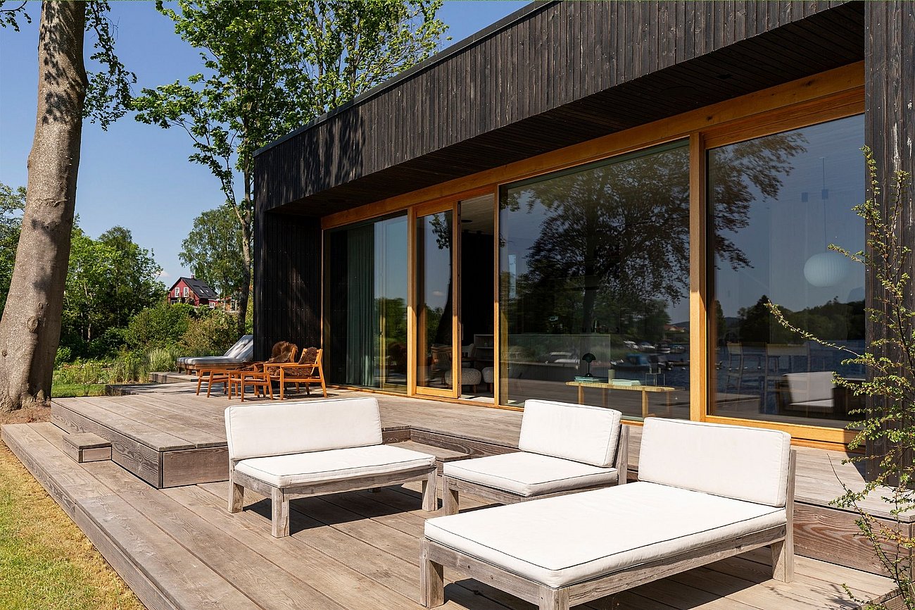 Funktionel villa med forskudte plan der integrerer villaen i det kuperede terræn