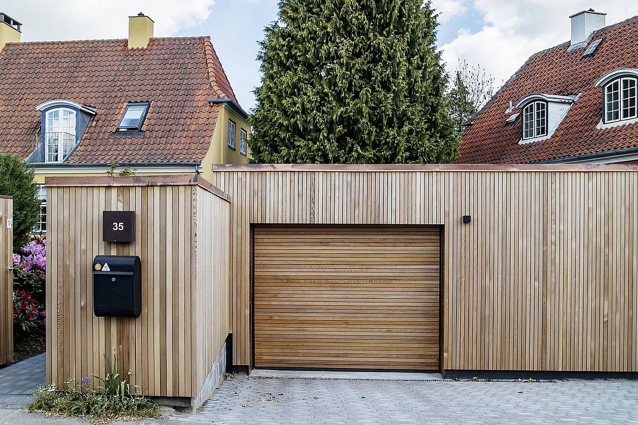 Garage og skur beklædt i lister af cedertræ 