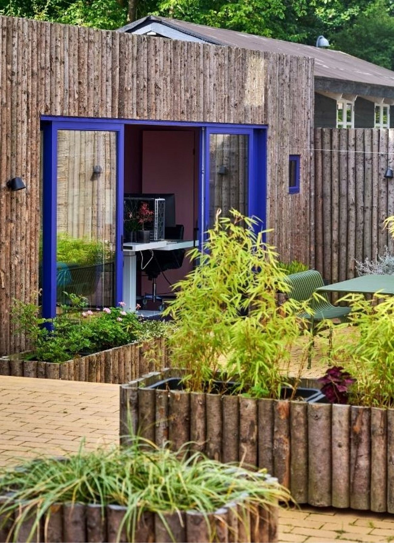 Uderum i niveauer med raftehegn og plantekasser