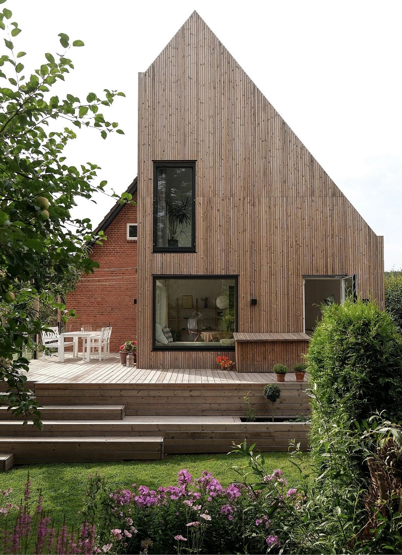 Moderne tilbygning i træ til murermestervilla fra 50'erne