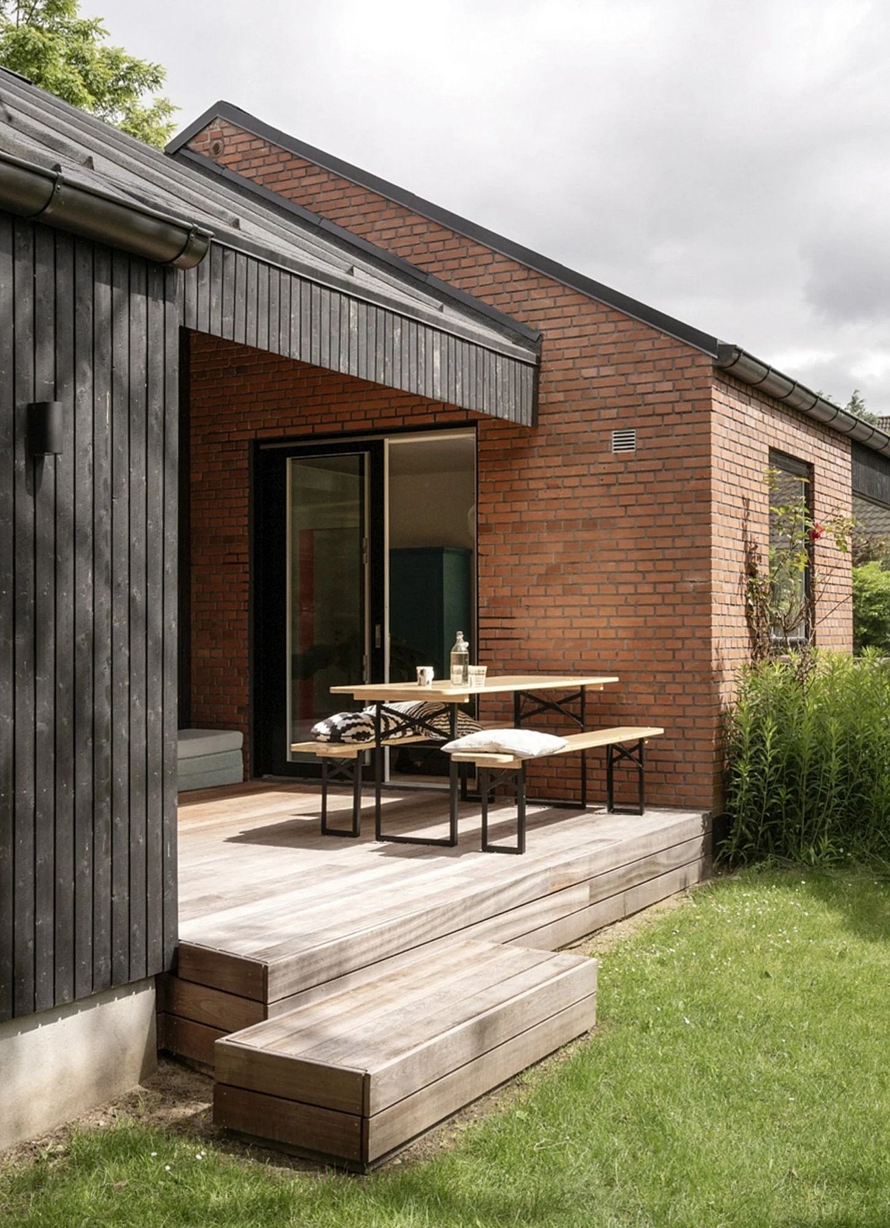 Overdækket uderum i tilbygning binder nyt og gammelt sammen