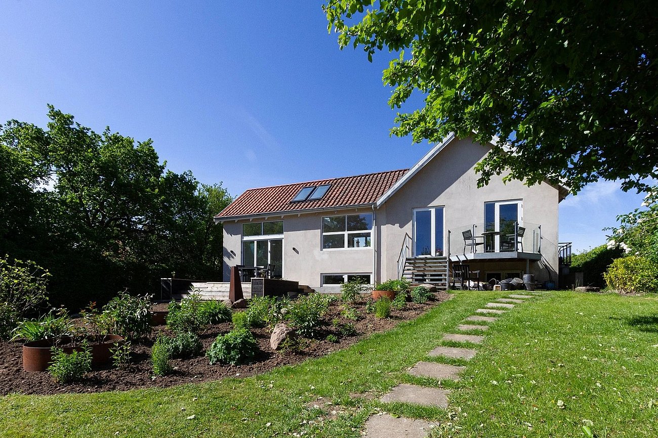 Usynlig tilbygning i to niveauer forlænger murermestervilla fra 50'erne