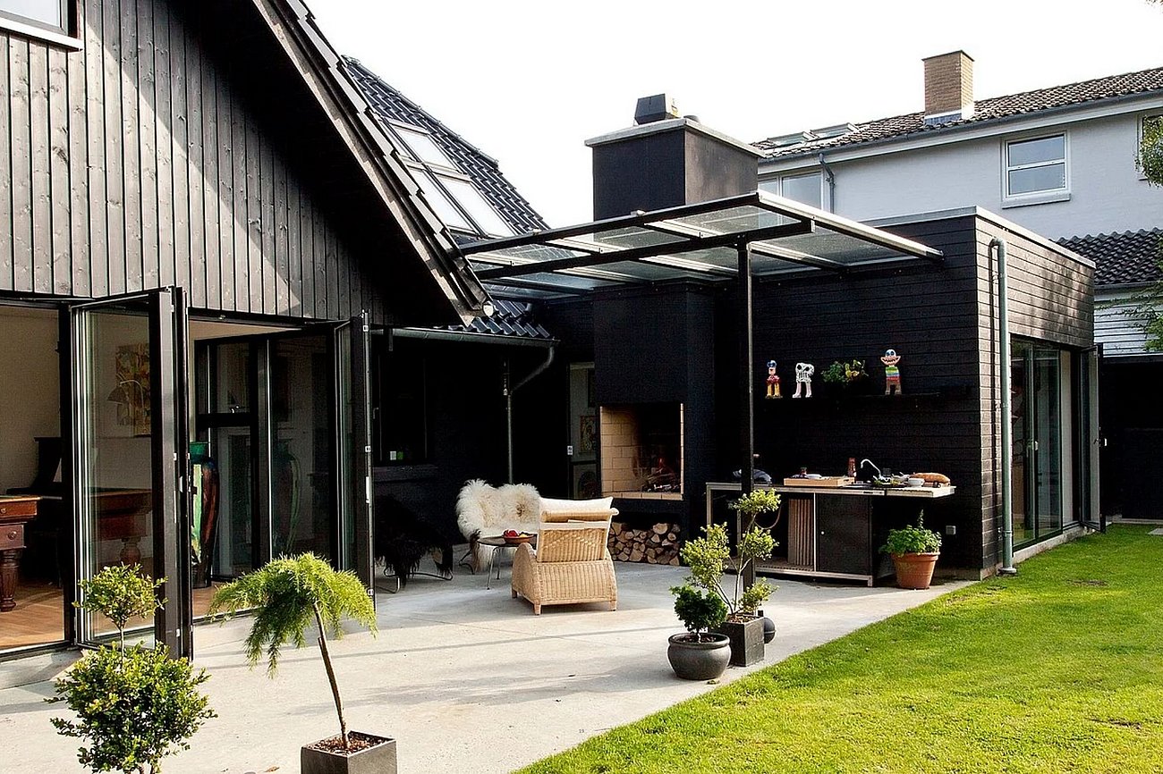 Overdækket terrasse med pejs
