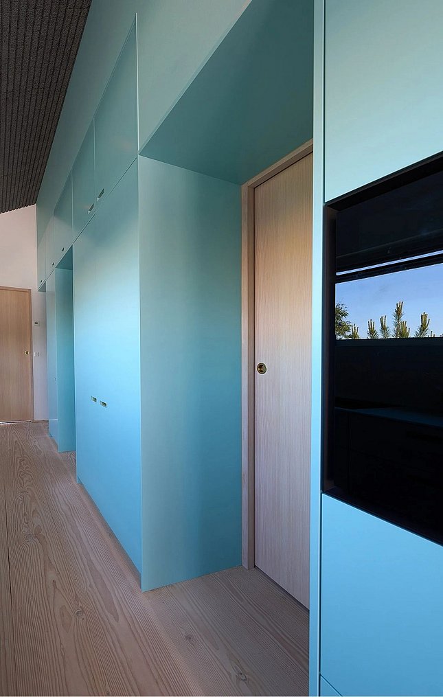 Indbyggede skabe i køkken. skabsvæg imellem køkken og gang