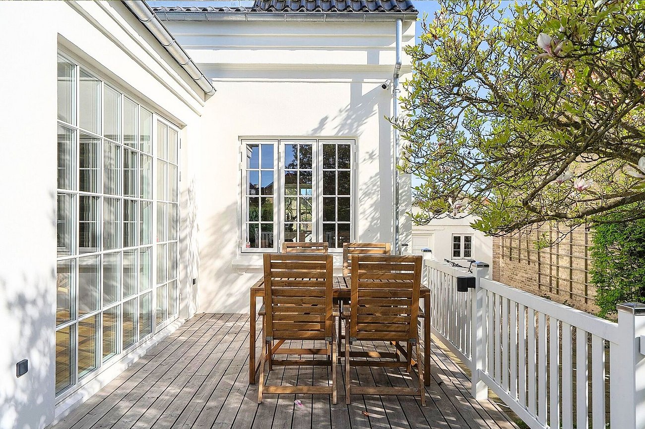 Hævet træterrasse til murermestervilla