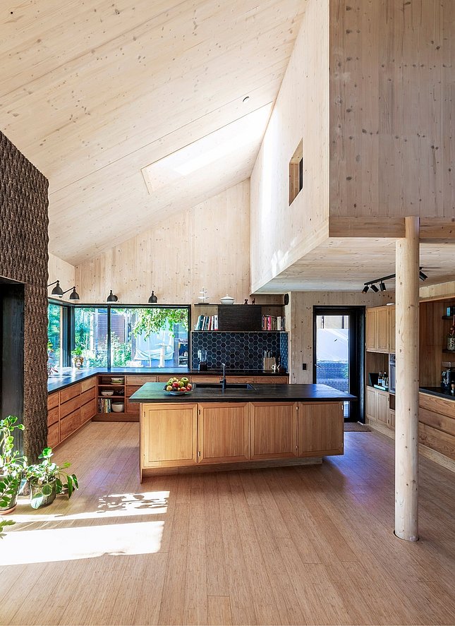 Stort køkken med køkkenø ovenlysvindue