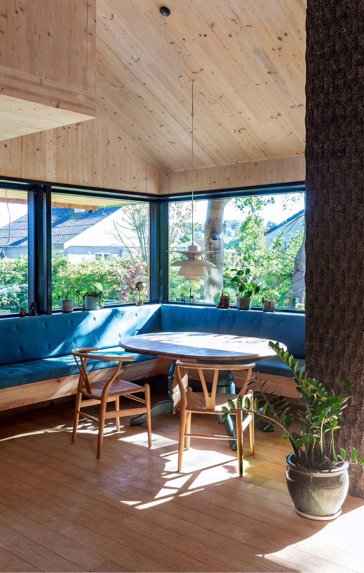 Spisebord ved hjørnevindue