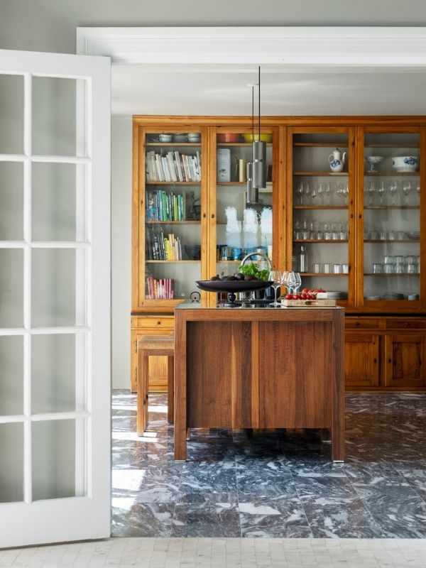 Køkken af genbrugte moduler og gammelt vitrineskab