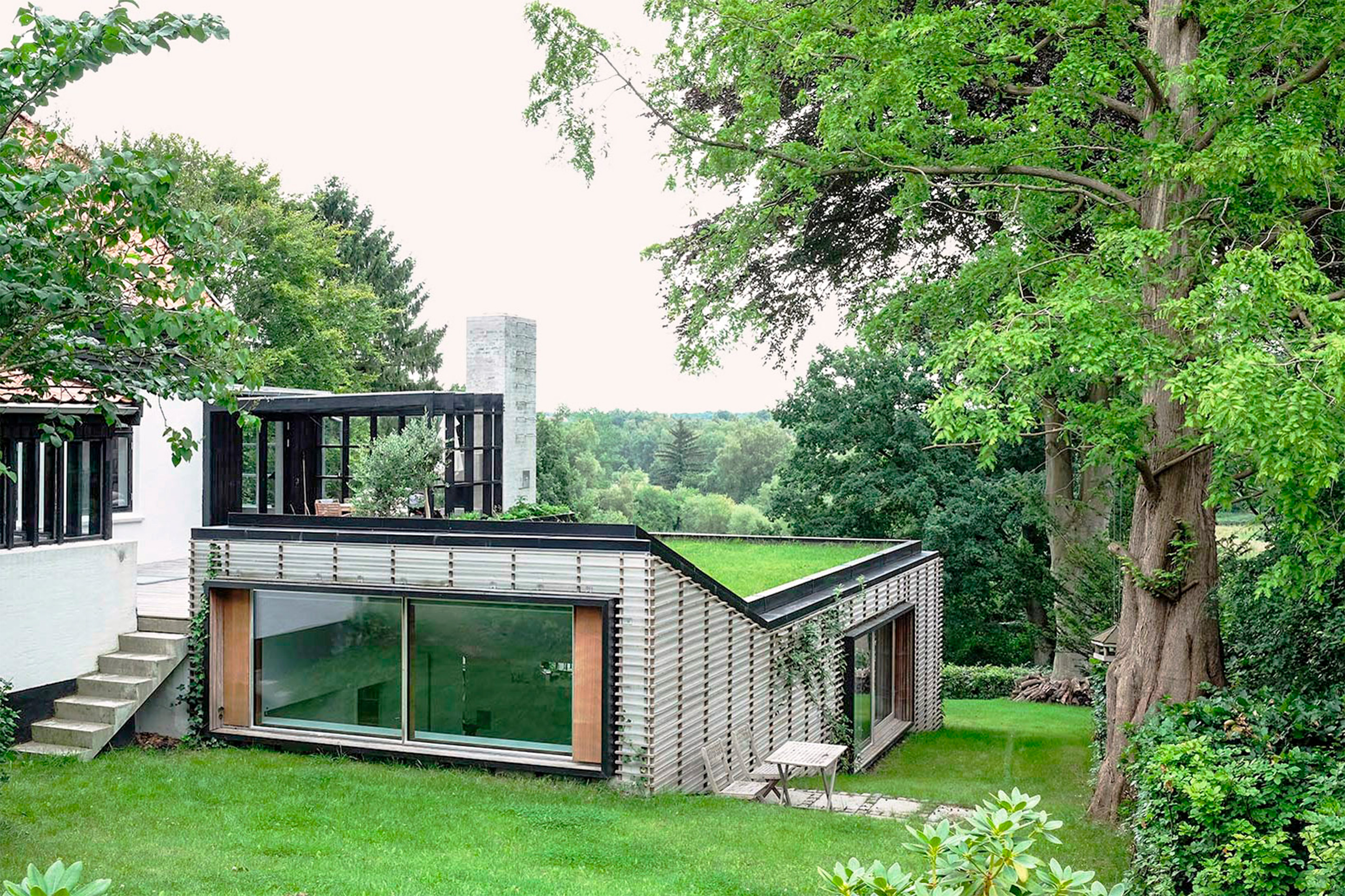 Tilbygning som del af landskabet med tagterrasse 