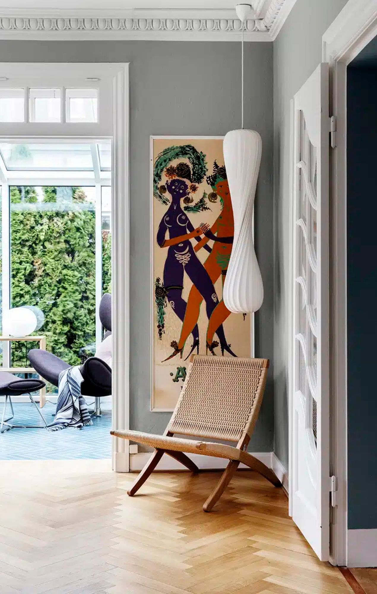 Stue med stuk og ornamenterede fløjdøre