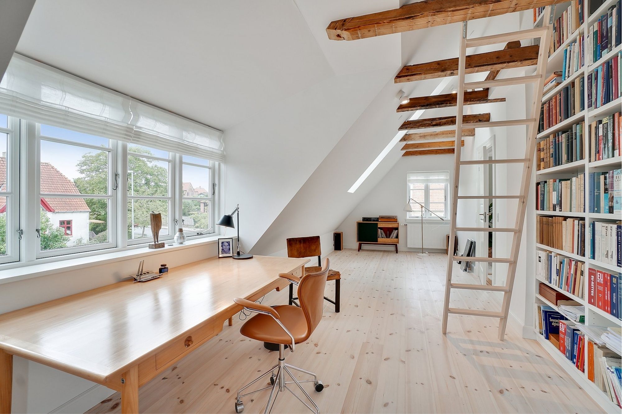 Ovenlysvinduer, kviste og loft-til-kip skaber lyst og rummeligt kontor