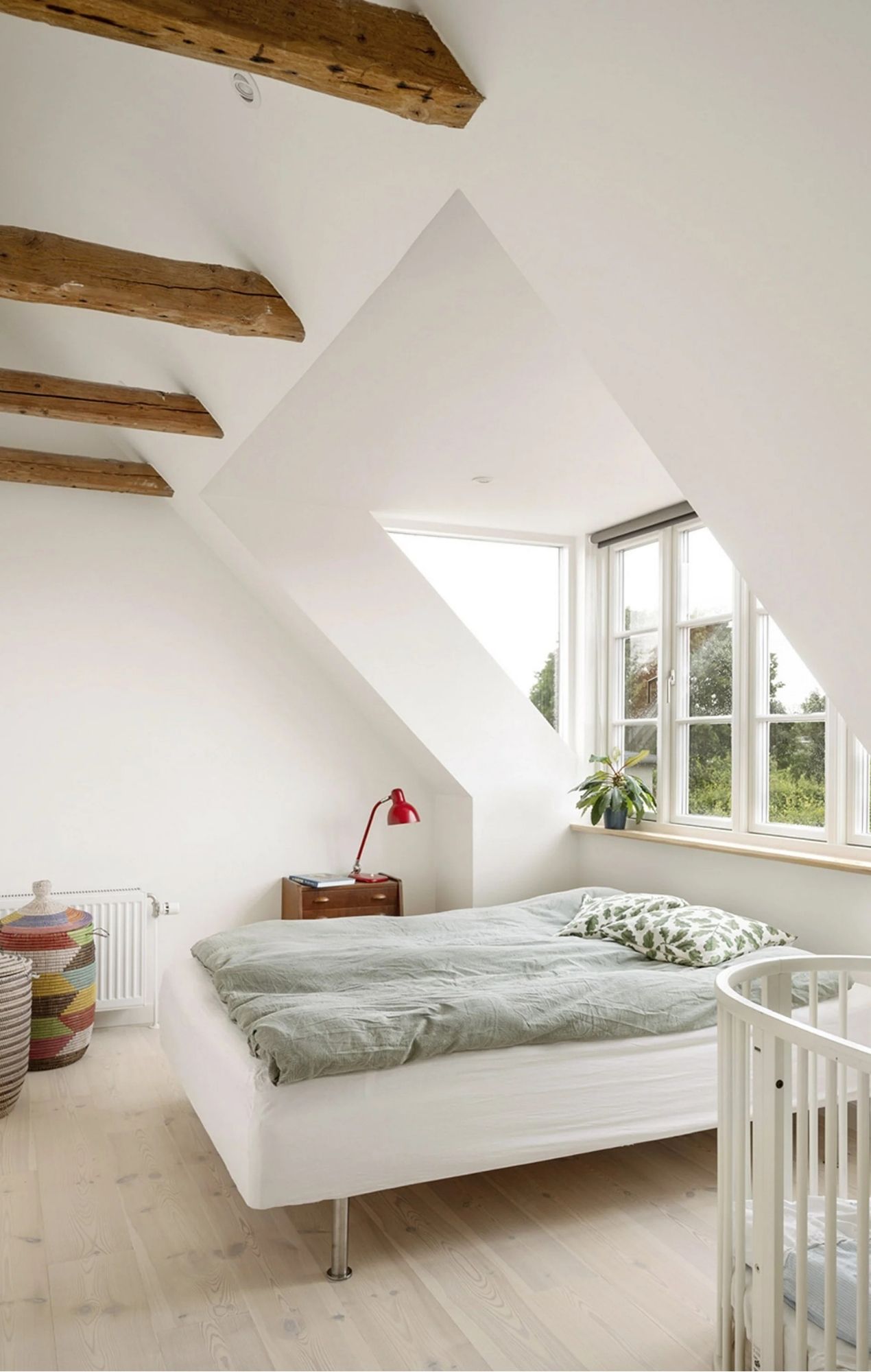 Soveværelse med loft til kip og kviste
