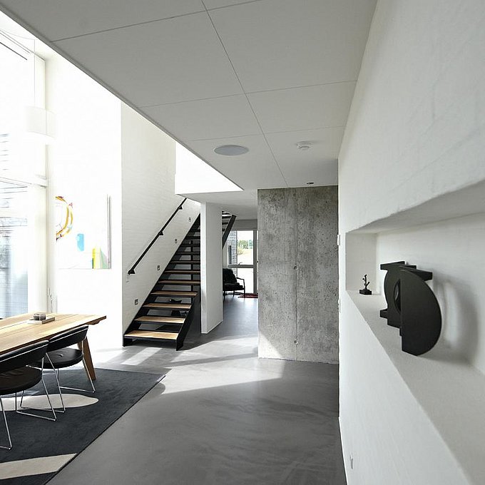 Rumlig, lys, kontrastfuld og detaljerig villa