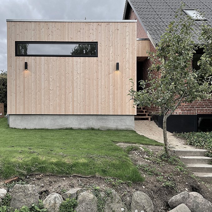 Tilbygning som en kontrast i form og farve