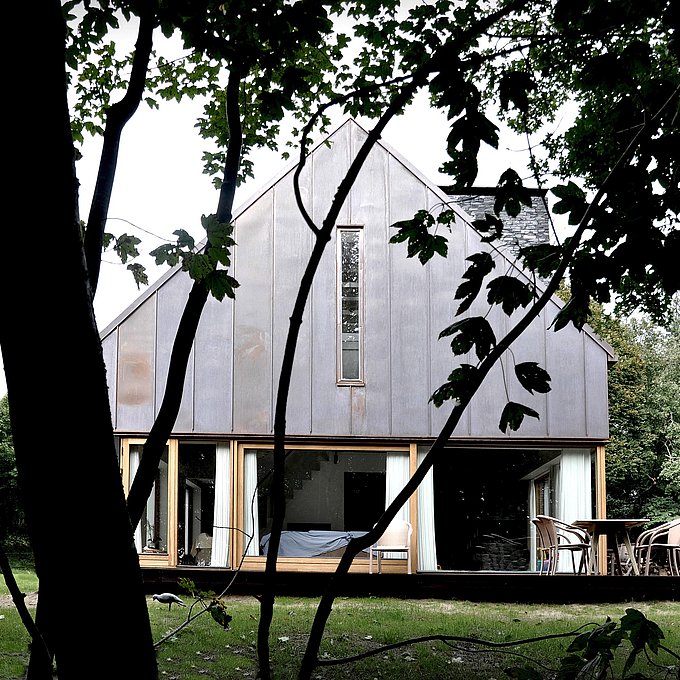 Kobberhus med farveskala nøje afstemt efter naturen