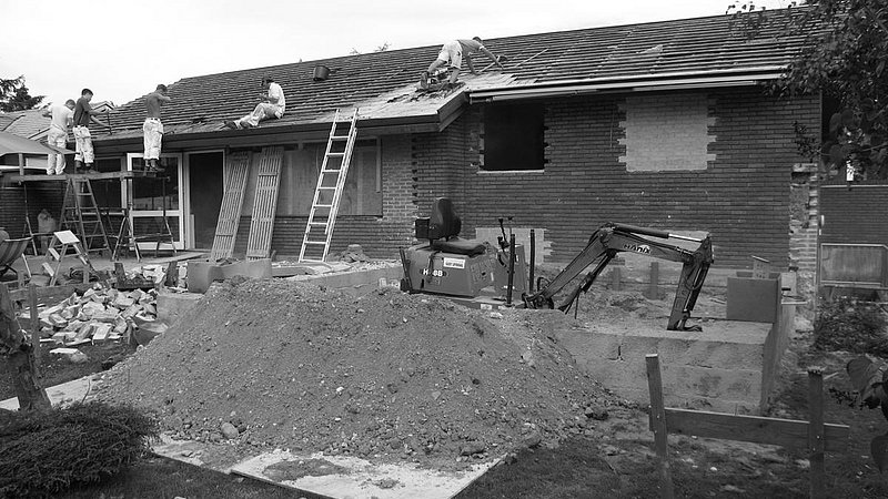 Taget udskiftes og der graves ud til den nye tilbygning. m4 Arkitekter