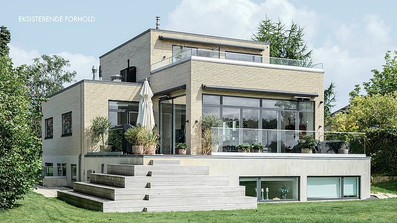 Villaen er en smuk ejendom i tre etager opmuret i lange lyse mursten, der både har en hævet terrasse i stueetagen og en åben tagterrasse ud for husets masterbedroom i tagetagen. 