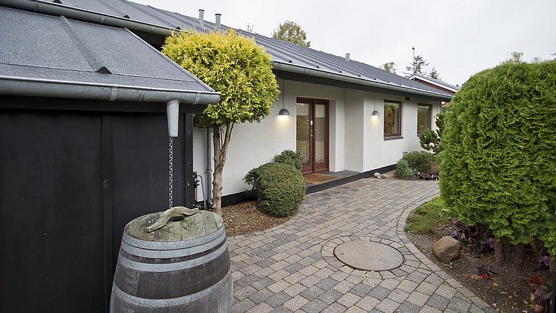 I forbindelse med renoveringen er der blevet åbnet op omkring husets indgangsparti. m4 Arkitekter