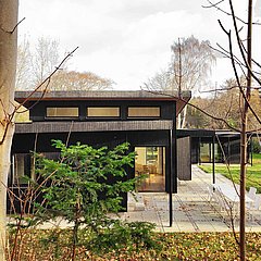 Nyt sommerhus på skrånende grund i Rågeleje i Nordsjælland