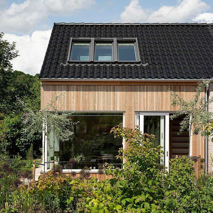 Tilbygning i træ tilføjer udsigt og nyt liv til typehuset