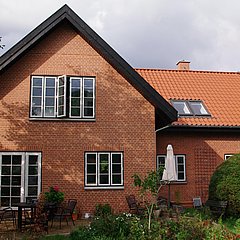 Tilbygning til muret villa hvor huset stil var første prioritet