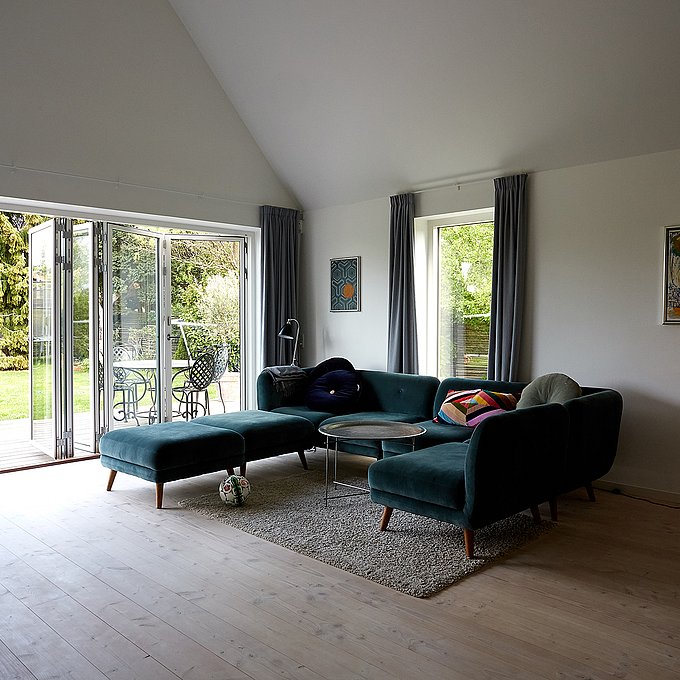 Moderne tilbygning matcher boligens proportioner 