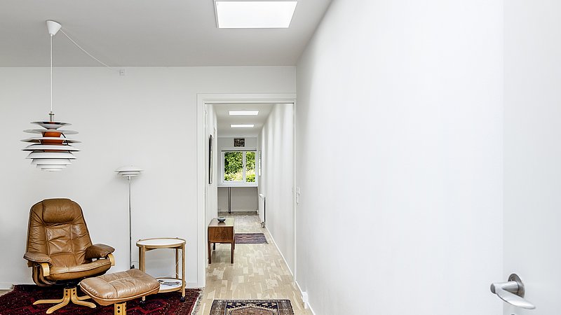 Den gamle gang er kortet ned til det halve og inddraget i ny stue og arbejdsplads for enden af gangen
