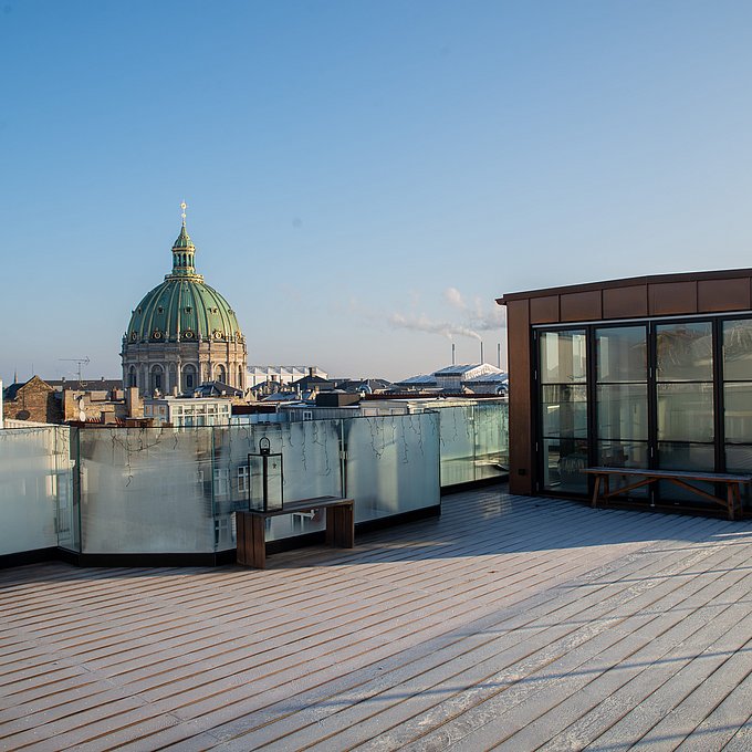 Opført penthouse-lejlighed med tilhørende tagterrasse i indre by