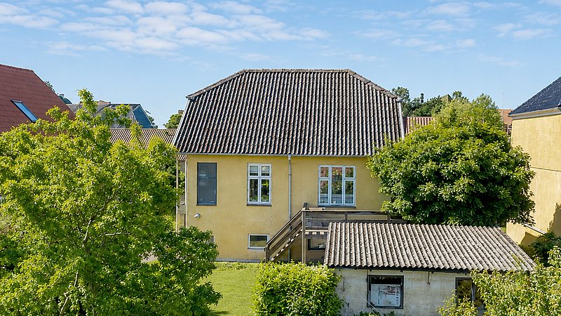 Huset set fra haven - før forvandlingen 