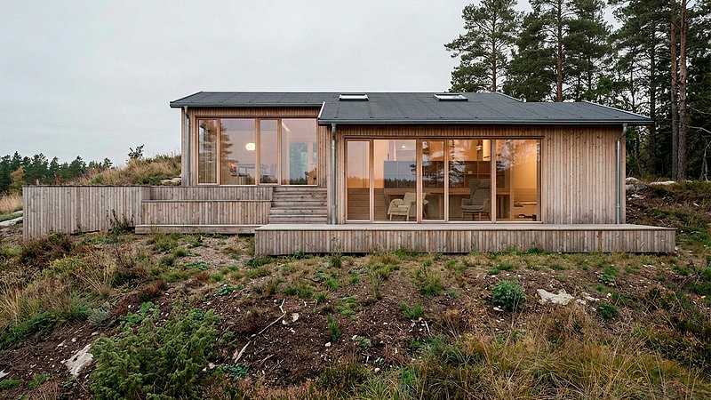 Det nye forskudte hus med nyt facade, nye åbningspartier og ny terrasse.